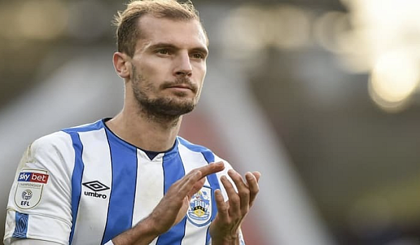 Football player De Jon – The journey to conquering the pinnacle of the football world.