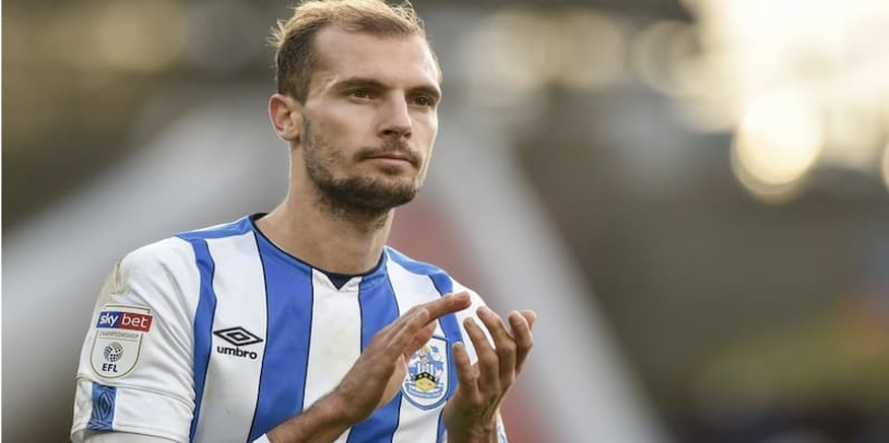 The influence of footballer De Jon on the team's tactics.